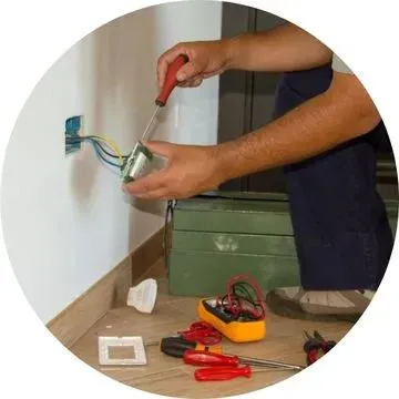 Eletricista comercial em Abaetetuba PA corrigindo curto circuito em instalação elétrica comercial