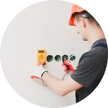 Eletricista em São Paulo SP certificado pelo SENAI e CREA-SP, especialista em instalações e reparos elétricos residenciais e comerciais.