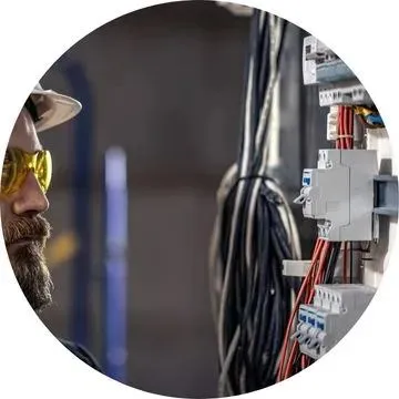 Eletricista predial em Abaetetuba PA instalando iluminação LED em condomínio