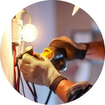 Eletricista comercial em Abaetetuba PA instalando iluminação em ambiente comercial