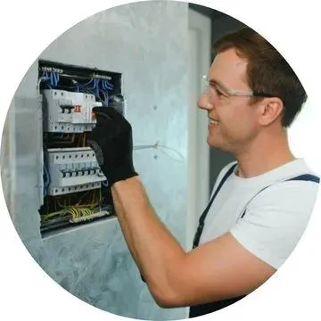 Eletricista comercial em Abaetetuba PA fazendo manutenção em quadro de energia empresarial