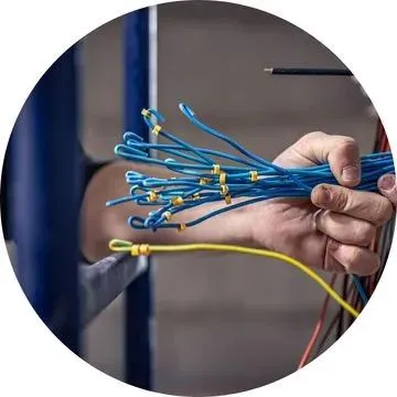 Eletricista comercial em Abaetetuba PA realizando troca de fiação elétrica em empresa